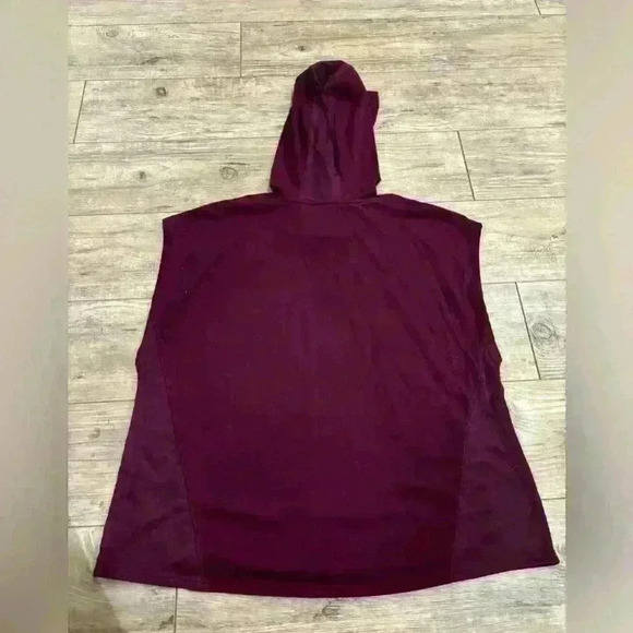 Woman’s Under Armour Maroon Sleeveless hooded Activewear Shirt Size Small - Picture 3 of 5